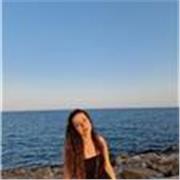 Joven carismática, con titulación socio-deportiva, con un recorrido extenso en la música y las artes plásticas. 