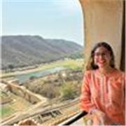 Laureata in Giurisprudenza con lode, ho vissuto in vari paesi europei ed extra europei. Parlo fluentemente inglese e francese