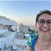 Laureata magistrale insegna inglese, tedesco e spagnolo