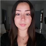 Profesora de apoyo escolar de manera presencial