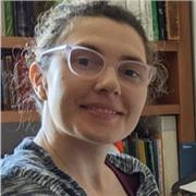 Laureata in lingue, con 10 anni di esperienza in Inghilterra (master e dottorato) ed esperienza di insegnamento