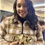 Profesora de inglés imparte clases para todas las edades