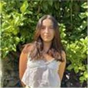 Chica responsable, aplicada y con buena comunicación, con media de 9 en matemáticas en todos los cursos