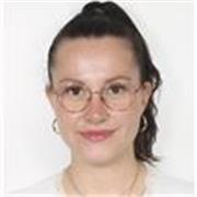 Profesora de Español imparte clases a personas de cualquier edad