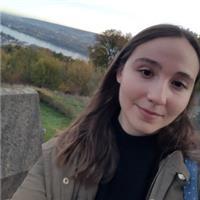Laureanda magistrale di 23 anni con ampia esperienza di aiuto compiti (dalla scuola primaria all'università), formazione e compete