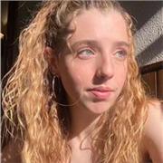 Carla Guillén, he estudiado teatro en la escuela Nancy Tuñon i Jordi Oliver. Podría dar clases también de lengua castellana.