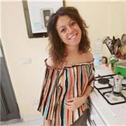 Giovane laureata in Studi Internazionali con esperienze di insegnamento in contesti di difficoltà sociale
