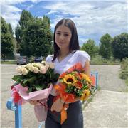 Salve, mi chiamo Annalisa e ho 19 anni. Sono una studentessa universitaria al primo anno di fisica.
