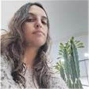 Profesor de Matemática imparte clases a estudiantes de distintos niveles