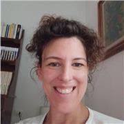 Insegnante scuola secondaria di secondo grado impartisce lezioni di italiano per stranieri