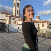 Profesora de primaria que se adapta a las necesidades individuales del niño