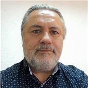 Profesor de Yoga Kundalini con experiencia en técnicas de sanación y desarrollo personal
