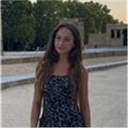 estudiante universitaria con buena capacidad para enseñar matemáticas a niños de primaria