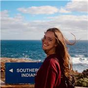 Estudiante de biología imparte clases a niños y jovenes