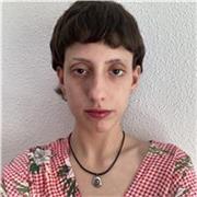 Soy una persona cercana, empática y paciente. Me adapto a cada nivel y ofrezco clases a niños, jóvenes o adultos