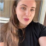 Studentessa impartisce lezioni di italiano a studenti di elementari, scuole secondarie di primo e secondo grado