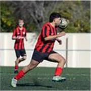 Profesor de fútbol que enseña divertidamente a jugar 