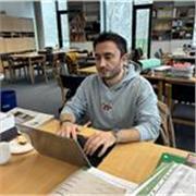 Englischlehrer für praxisnahen Unterricht und selbstbewusste Kommunikation im Alltag. 