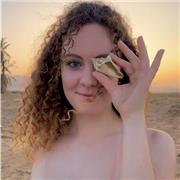 Studentessa italiana di traduzione e interpretazione in Spagna, con esperienza di insegnamento di lezioni private. Offre lezioni di spagnolo per bambini ed adulti, adattandole alle loro necessità e usufruendo delle conoscenze linguistiche acquisite vivend