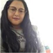 profesor de español que imparte clase a niños de todas las edades