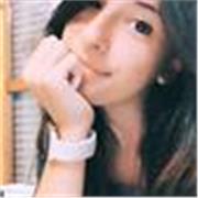 Diplomata in pianoforte impartisce lezioni di pianoforte e materie musicali