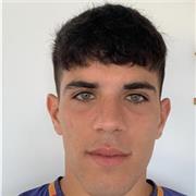 Profesor de matemáticas imparte clase a niños de todas las edades