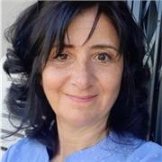 Insegnante di storia impartisce ripetizioni a studenti di liceo e istituti professionali