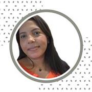 Profesora de primaria que refuerza las actividades y deberes de la escuela y enseña temas de la básica primaria. 