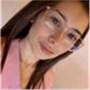 Nutricionista que ofrece apoyo escolar y educación en hábitos saludables.