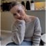 Me defino como una docente motivada y cercana, con formación en Educación Primaria.