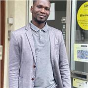 Je donne des cours de soutien scolaire aux élèves et étudiant et je les accompagne dans la réalisation de leurs devoirs