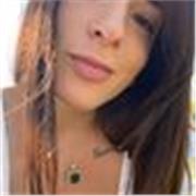 Studentessa di farmacia impartisce lezioni di materie scientifiche a ragazzi di scuole medie e superiori