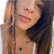 Studentessa di farmacia impartisce lezioni di materie scientifiche a ragazzi di scuole medie e superiori