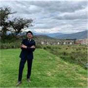 Profesor de Matemáticas y Física con título en Fisica Aplicada.