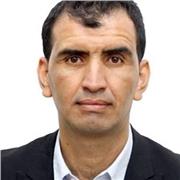 formateur qui aide et accompagne ses etudiants a distance ou en presentiel.