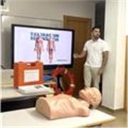 Enfermero asistencial que ejerce en urgencias hospitalarias y además con experiencia docente universitaria.