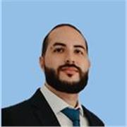 Profesor con facilidad para comprender y adaptarse a las dudas de los alumnos a la hora de enseñar los fundamentos del diseño.