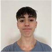 Estudiante que imparte clases particulares para niños o niñas en primaria o en ESO de inglés