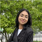 Étudiante prête à aider les enfants à faire leur devoirs