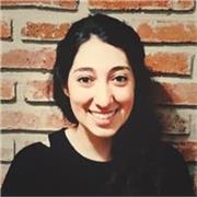 Licenciada en diseño gráfico y máster en UX/UI. Más de 10 años de experiencia. 