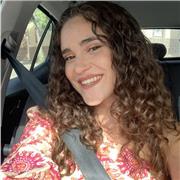 Universitaria de magisterio infantil, que domina todas las asignaturas escolares