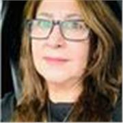 Profesora de lengua castellana y literatura imparte clase a estudiantes de primaria, secundaria, universitaria