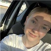 Engagierte Tutorin bietet Englischunterricht für Kinder und Erwachsene online an