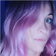 laureata in lingue estere impartisce lezioni di Spagnolo a studenti di liceo