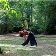 Profesora de yoga, pilates y suelo pélvico con más de una década de experiencia.