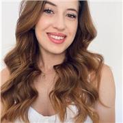 Bilingue e laureata in lingue e letterature straniere, offro lezioni di italiano online.