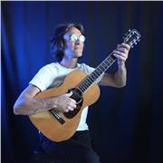 Profesor de guitarra con 20 años de experiencia, ofrece clases de guitarra online o presenciales en Madrid.”