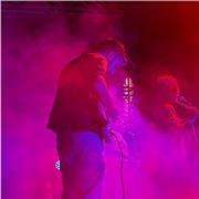 Cerchi di suonare qualcosa che non sia Smoke on the water quando provi una chitarra al negozio di strumenti? Bene, con le mie lezioni di chitarra, potrai iniziare a fare bella figura, acquisendo gli strumenti giusti per suonare ciò che più ti piace!