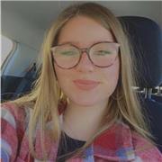 Etudiante appréciant le partage pour faire apprendre une langue telle que l'espagnol.