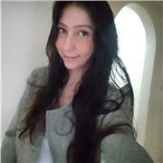 Trabajador de salud imparte clases de biología